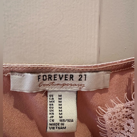 FOREVER 21 - Picture 2 of 2